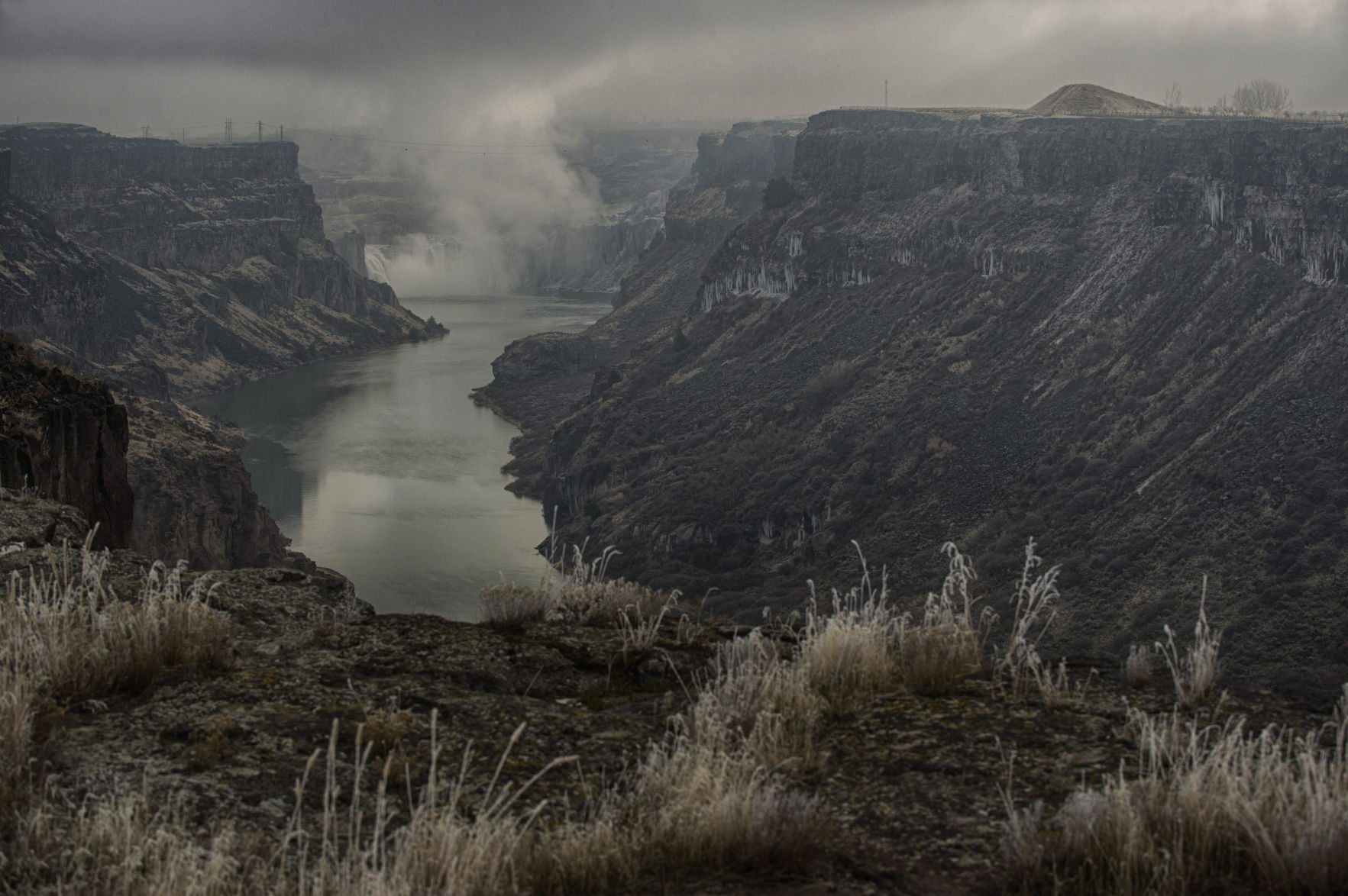 A winter wonderland along the canyon rim